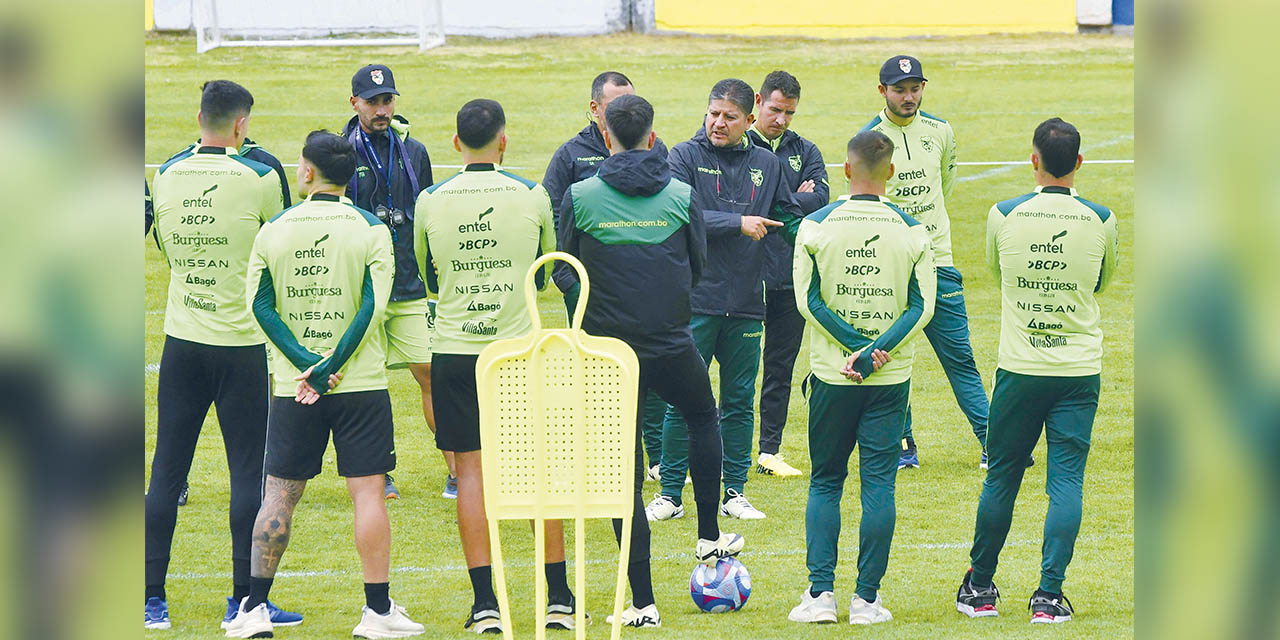 El técnico Óscar Villegas, en la charla técnica con los jugadores de la Selección. | Foto: APG