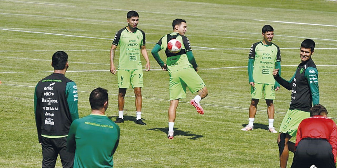 Bruno Miranda en la práctica de la Selección, en una jugada de taquito.