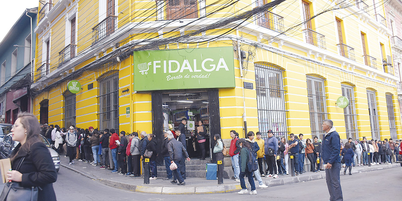 Hinchas hacen cola para comprar entradas para el clásico paceño de mañana. 