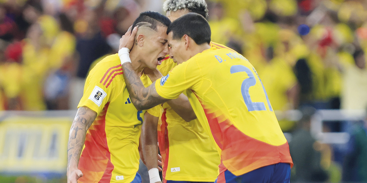 Jugadores de la selección colombiana celebran la victoria.