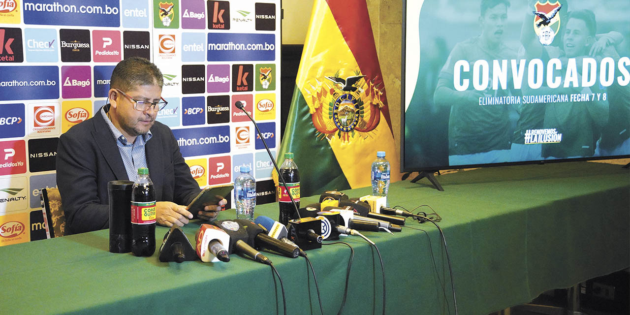 El DT de la Selección, Óscar Villegas, comunicará la lista de convocados a la Verde. | Foto: Jorge Mamani