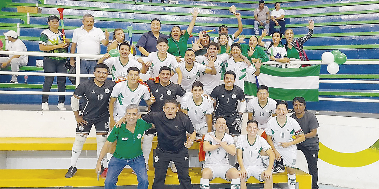 Jugadores de Víctor Muriel celebran el triunfo y el pase a cuartos de final.