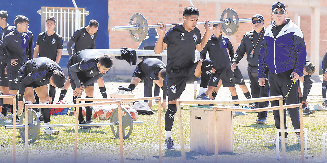 Jugadores del equipo orureño en una labor de potenciamiento muscular bajo la supervisión del técnico Julio César Baldivieso.