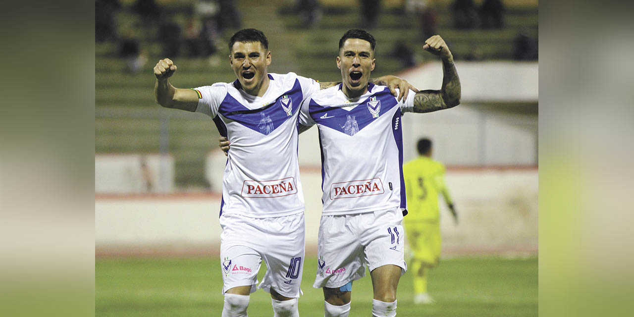 Brian Sobrero y Javier Sanguinetti (11) festejan la goleada del equipo orureño. | Foto: APG