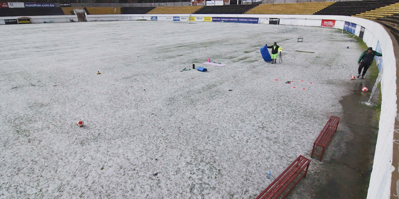 Así quedó el estadio de Achumani después de la granizada. Fotos: APG