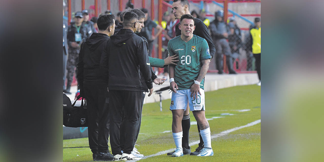 Momento en que Henry Vaca (20), adolorido, abandona la cancha. | Foto: Jorge Mamani/APG