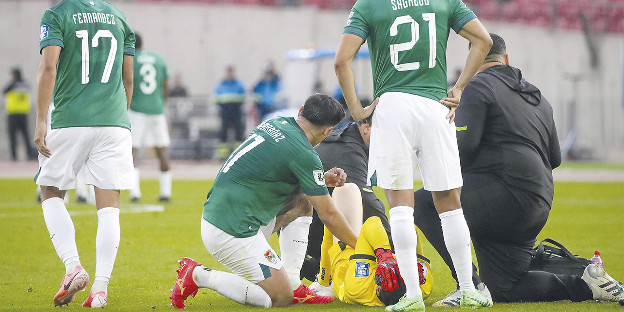 El momento que Carlos Lampe recibe atención de los médicos de la Selección, en el partido contra Chile, que se jugó en el estadio Nacional  de Santiago.