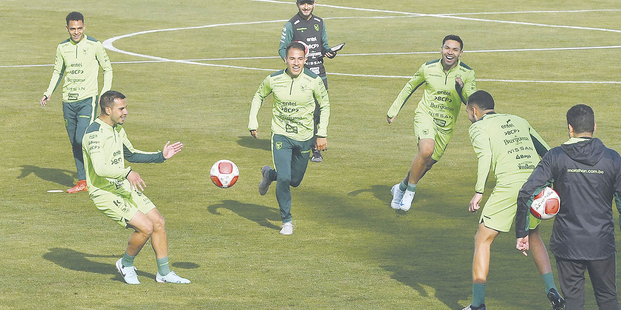 La Selección boliviana en el cierre de prácticas, en el estadio Siles. | Foto: APG