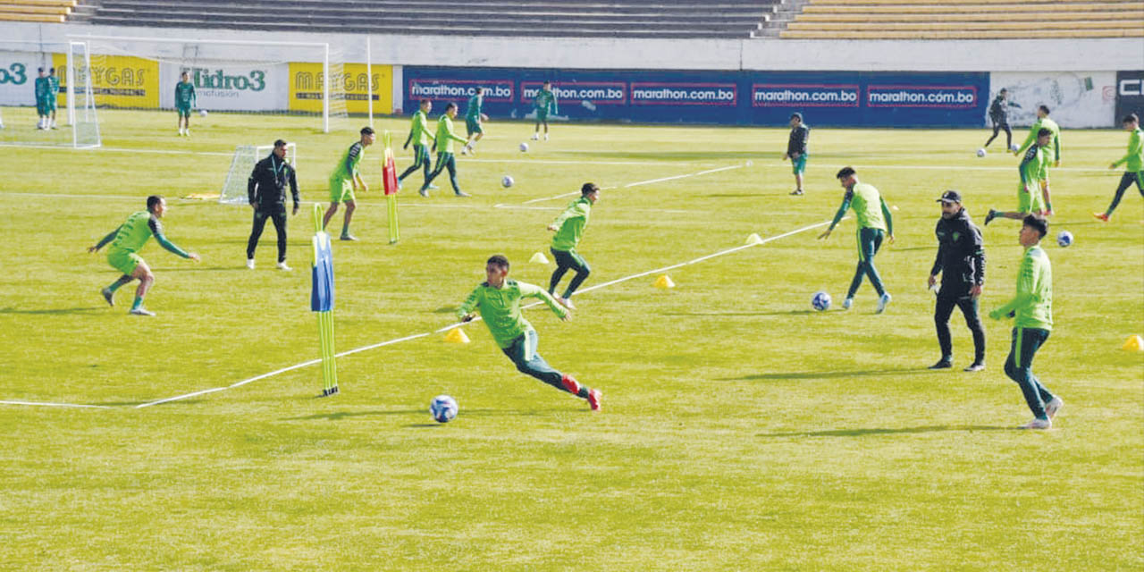 La Selección en la práctica que cumplió en el estadio de Achumani. | Foto: APG