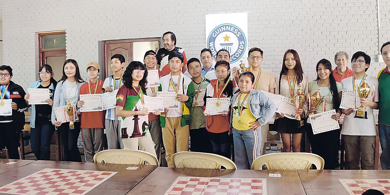 Los ganadores del campeonato nacional de ajedrez que se celebró en Tarija. | Foto: FBA