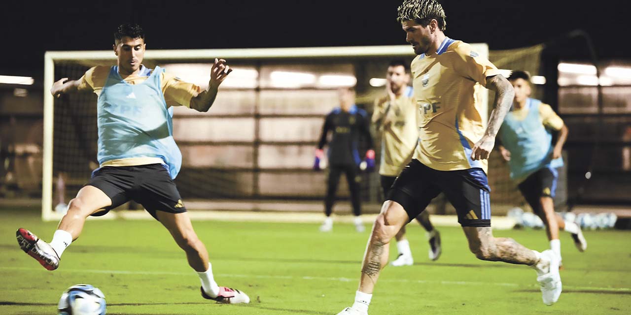 Rodrigo de Paul (der.) avanza con la pelota en la práctica de Argentina, en Miami.