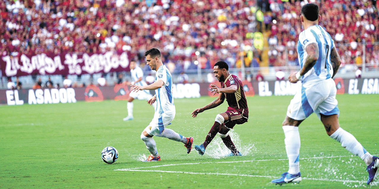 El partido entre Venezuela y Argentina se disputó en un campo de juego anegado de agua.