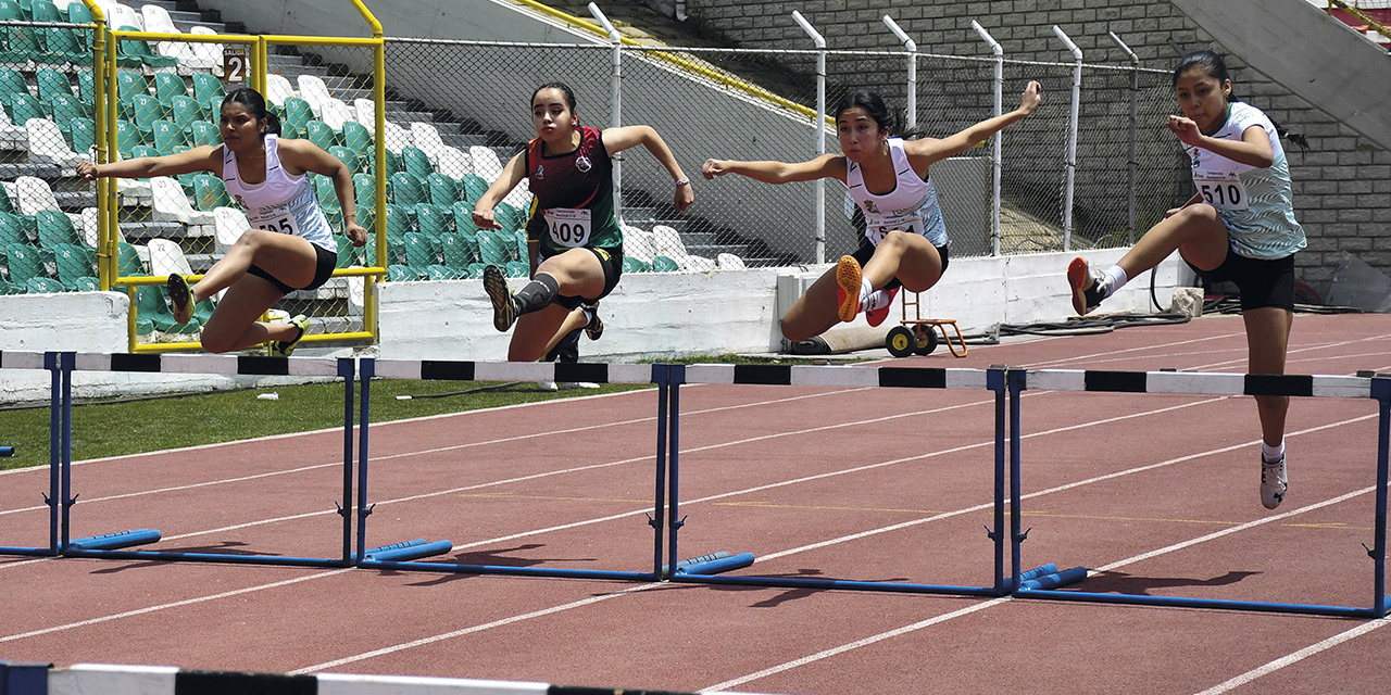 Las atletas en una de las pruebas con vallas. | Fotos: APG