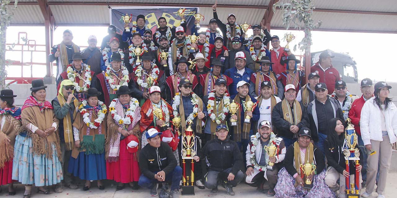 Pilotos, organizadores, autoridades y comunarios de Capiri, al final de la competencia.