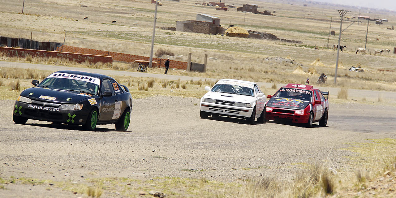 La competencia automovilística en el autódromo de Pucarani fue intensa y luchada.