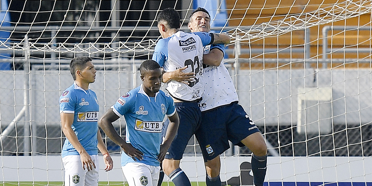 Jugadores de Blooming festejan el triunfo ante la desazón de los de San Antonio.