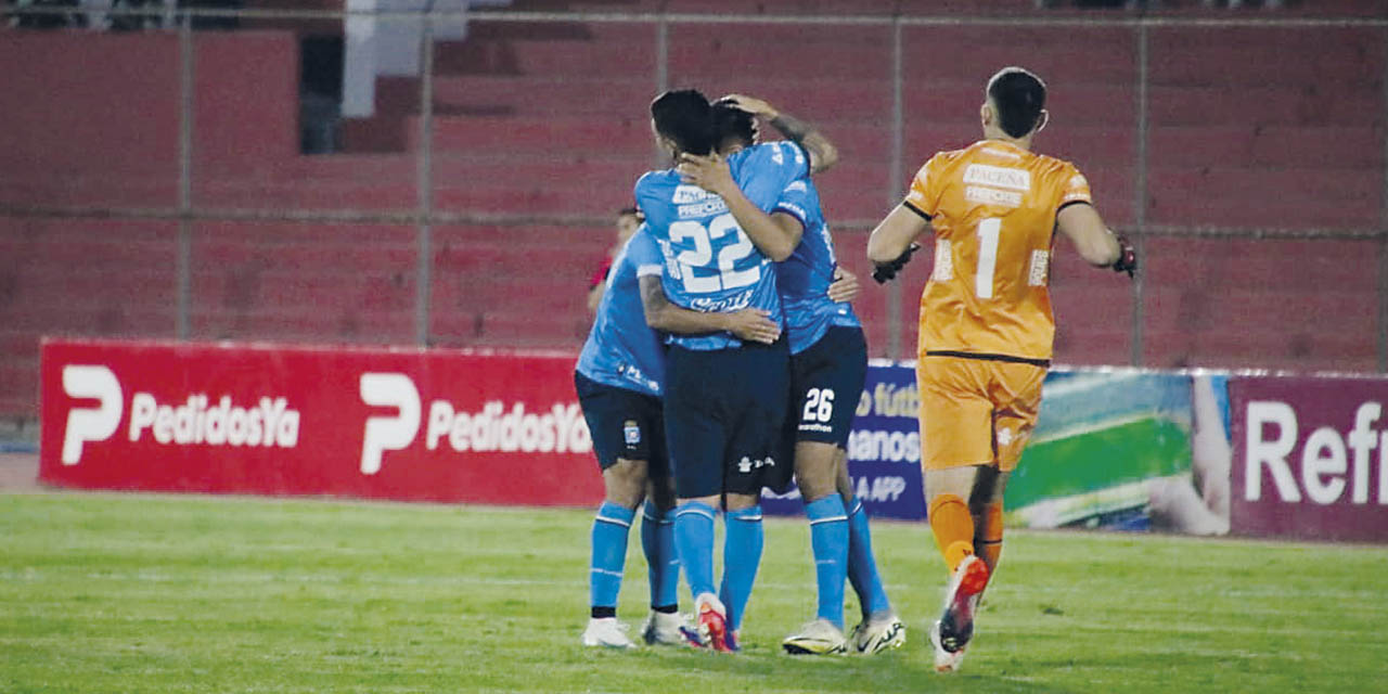 Jugadores de Blooming festejan la victoria conseguida en Tarija.