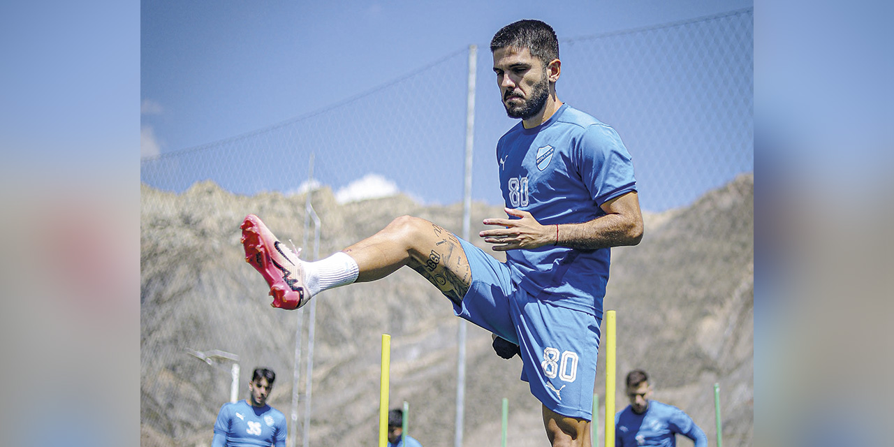 El jugador Antonio Melgar durante el calentamiento físico en el CAR de Ananta. | Foto: Bolívar