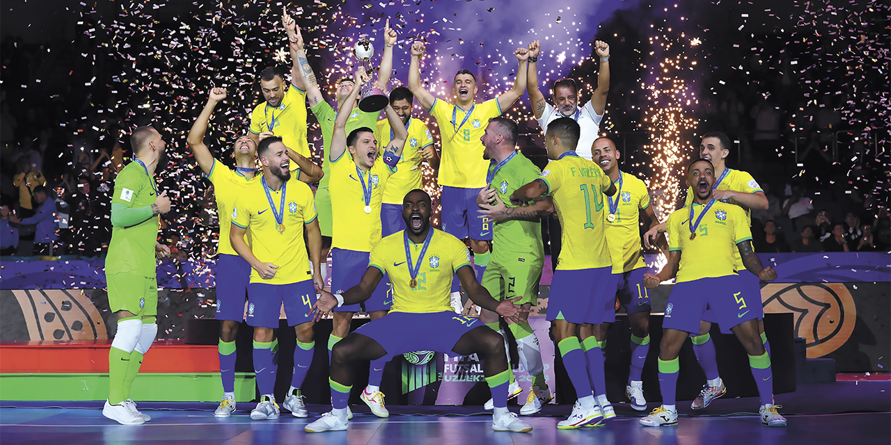 Seleccionados brasileños celebran el título mundial de futsal.