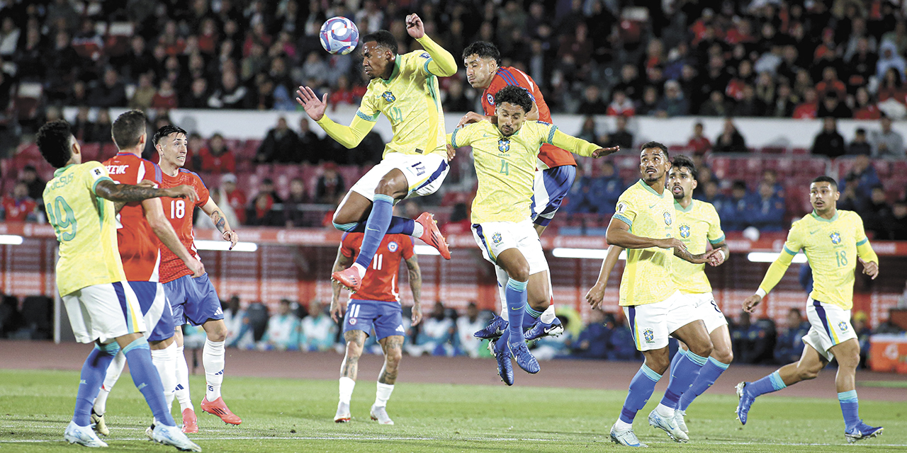 Una jugada aérea de la ofensiva del seleccionado brasileño.