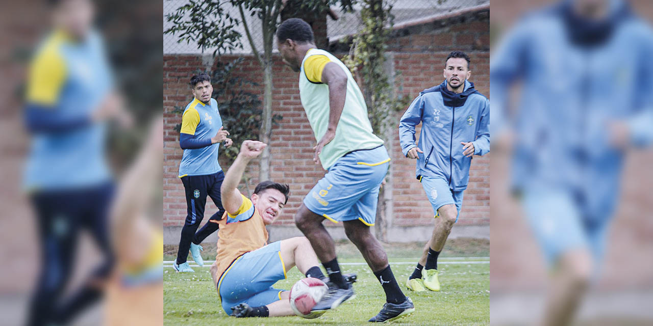 Jugadores de San Antonio en el cierre de entrenamientos con fútbol informal.