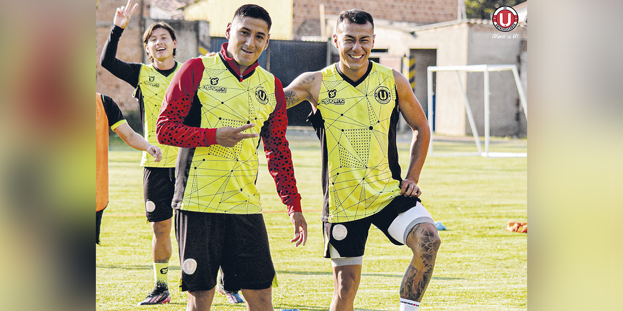 Jugadores de la ‘U’ de Vinto en la tarea de preparación. | Foto: Universitario de Vinto