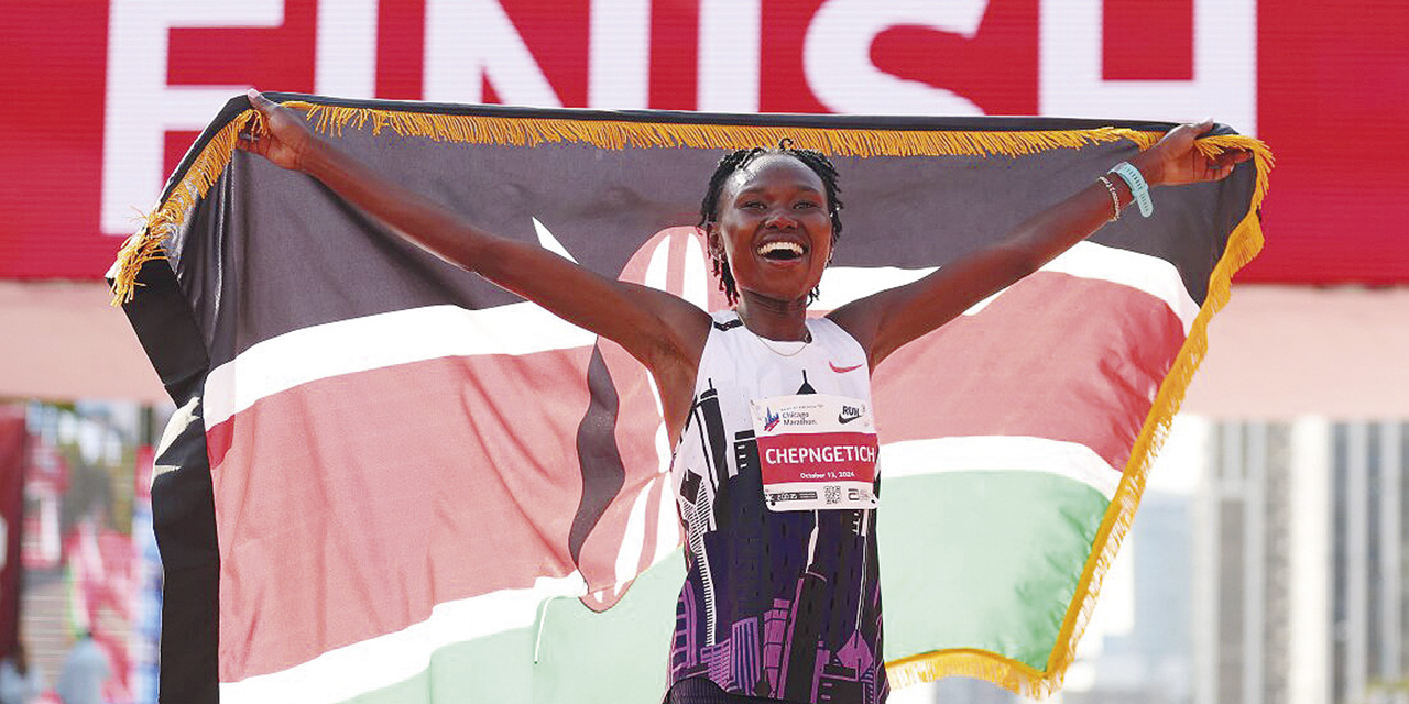 La atleta Chepngetich con la bandera  de su país festeja el gran triunfo. | Fotos : NPR