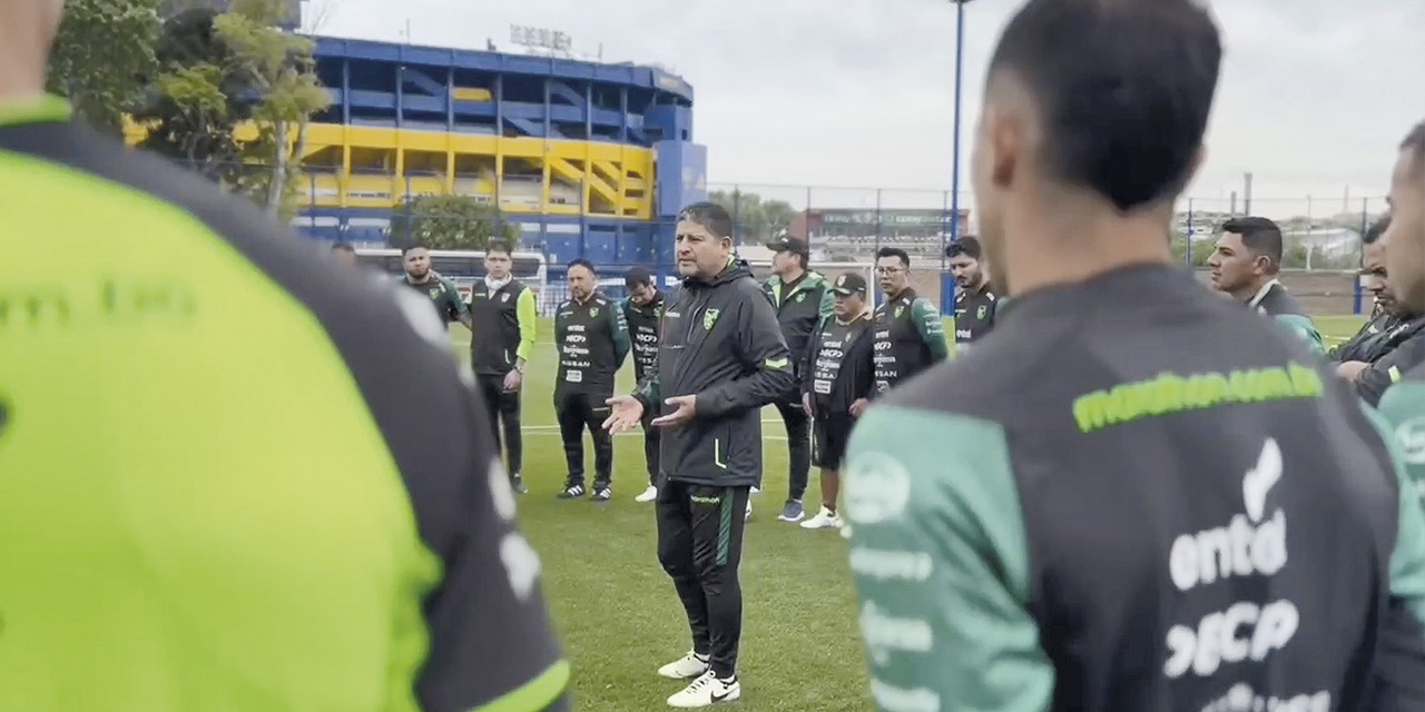 El técnico Óscar Villegas en la charla técnica con el equipo. | Fotos: APG