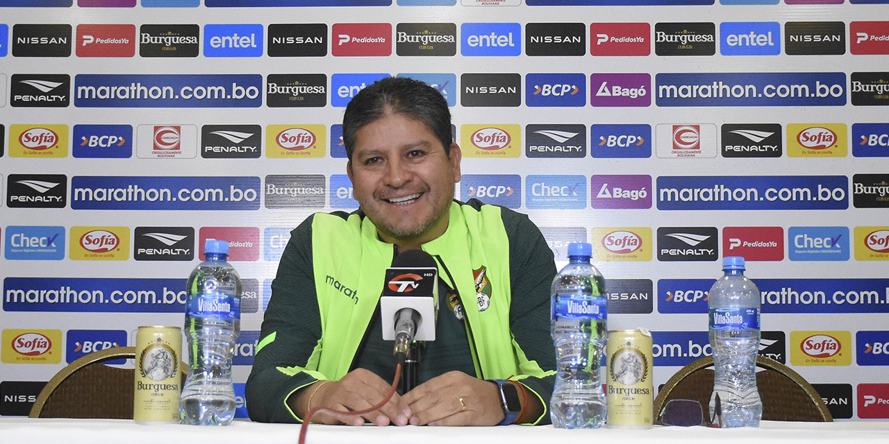 El técnico de la Selección, Óscar Villegas, en la conferencia de prensa.