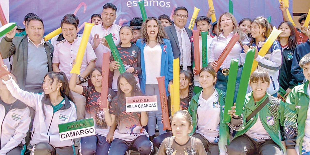 La ministra Castro, autoridades y deportistas en el lanzamiento de los Juegos Estudiantiles. | Foto: MSyD