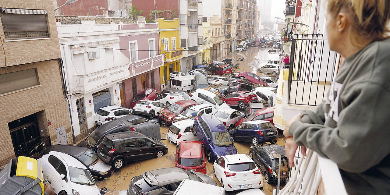 Una mujer observa los destrozos causados por las lluvias en Valencia.