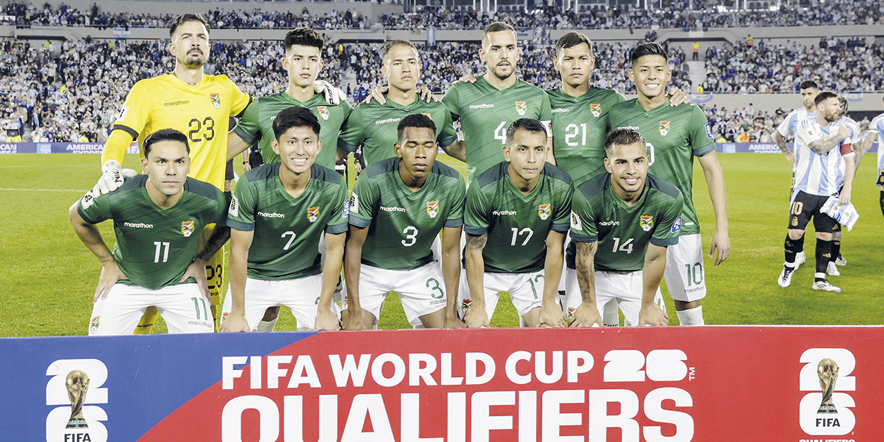 La Selección boliviana, pese a la derrota contra Argentina, escalaría cuatro puestos en el ranking de la FIFA de este mes. | Foto: BrasilEdition