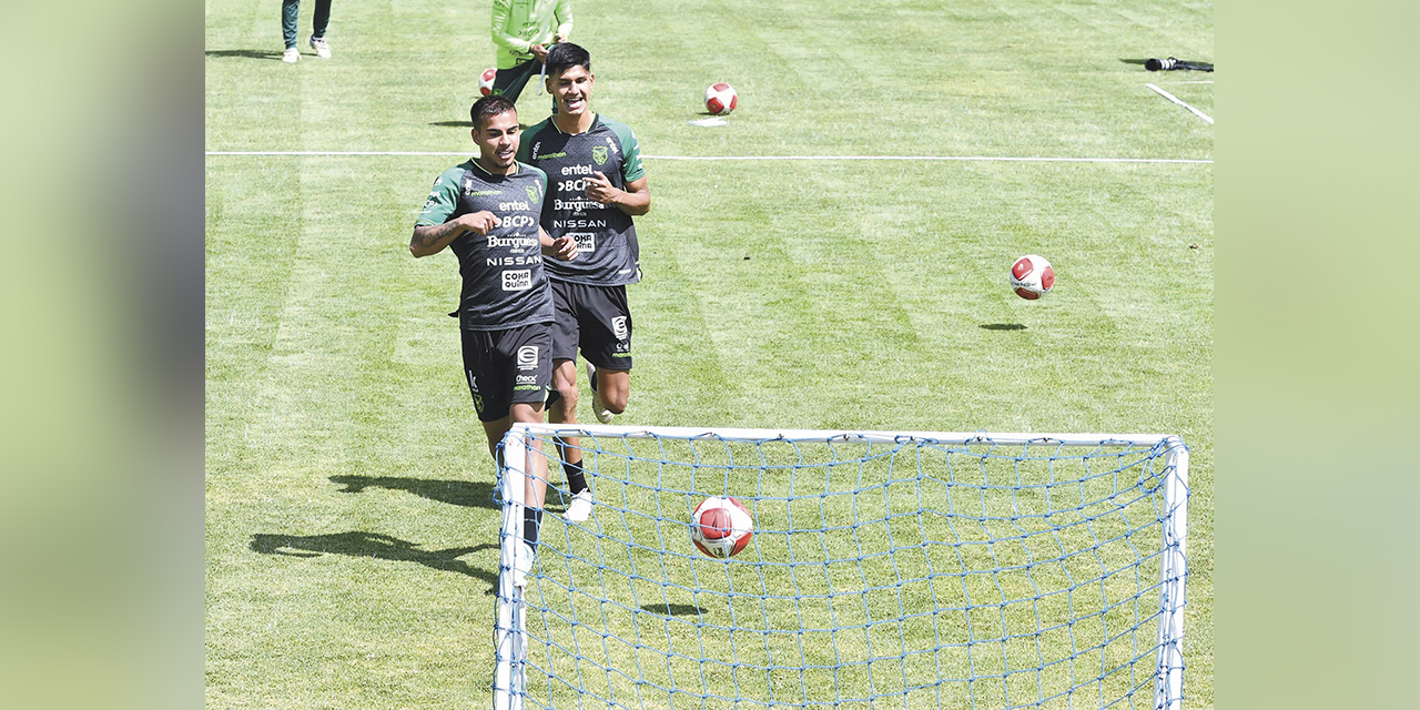 Jugadores de la Verde en la práctica de fútbol, ayer en Achumani. | Foto: APG