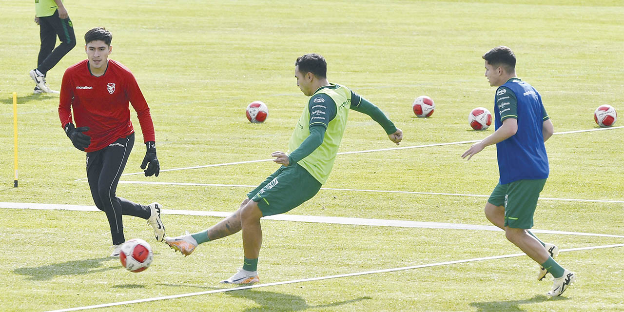 Bruno Miranda en una jugada de definición, durante el trabajo de la Selección.