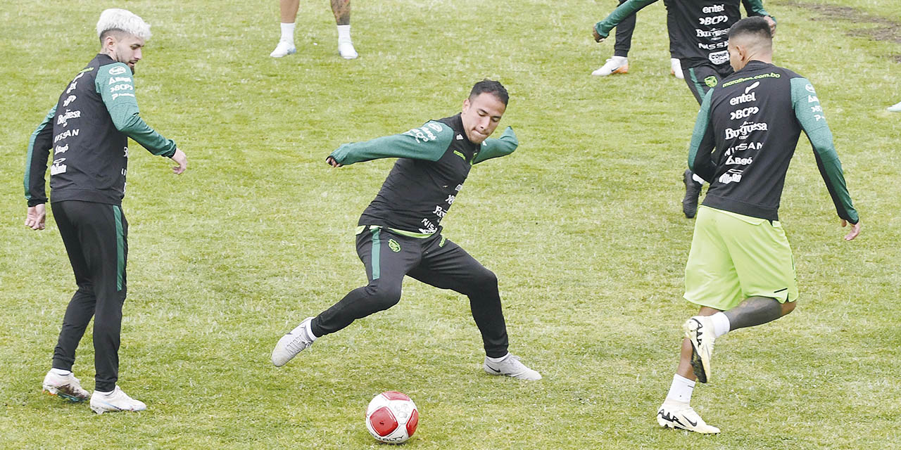 Jugadores de la Verde en la práctica de fútbol, ayer en Achumani.