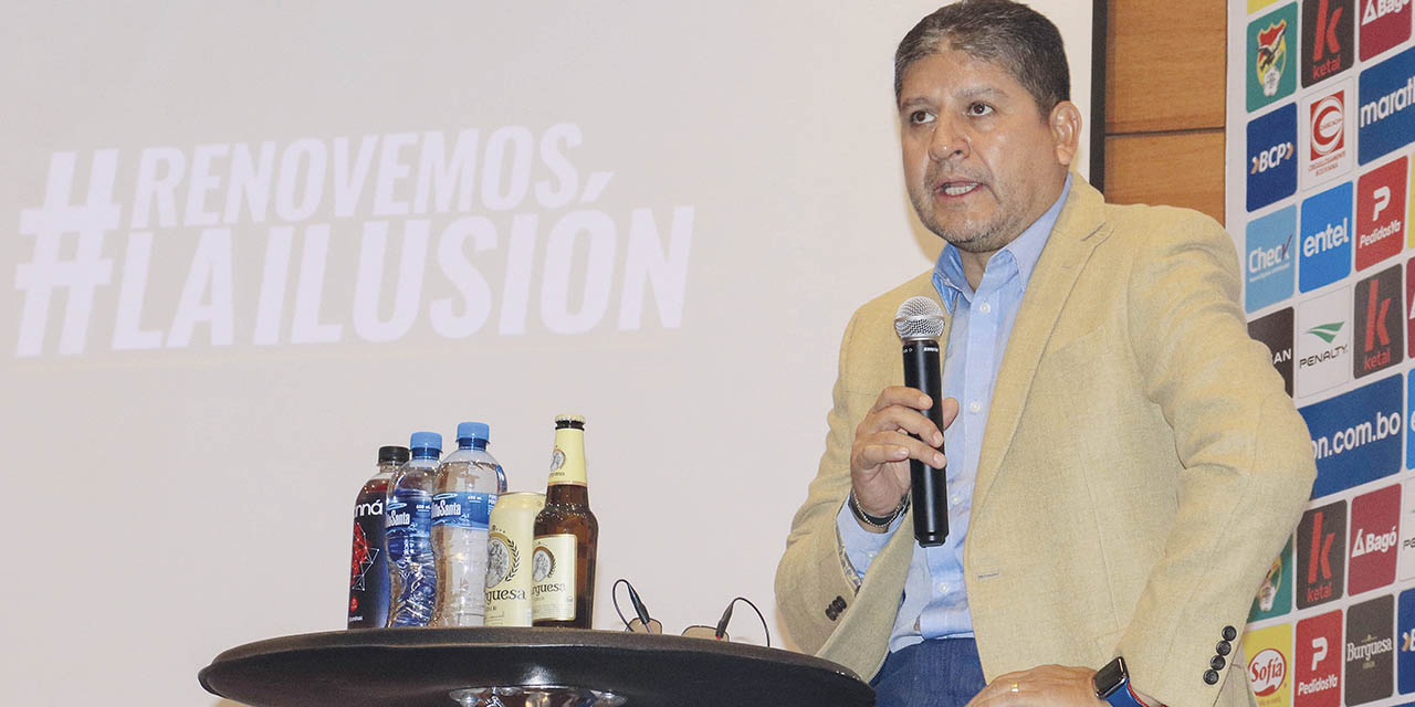 El técnico Óscar Villegas durante la conferencia de prensa. 