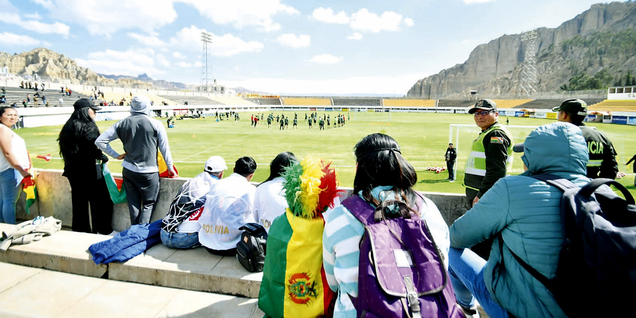 La Selección nacional cerró prácticas con el apoyo de su pueblo y con el ánimo envalentonado.