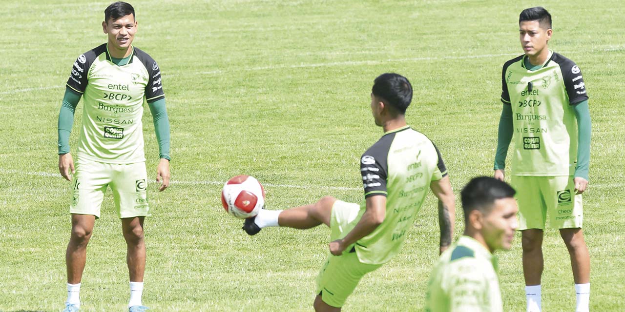 José Sagredo (izq.) en la práctica de la Selección, ayer en Achumani.