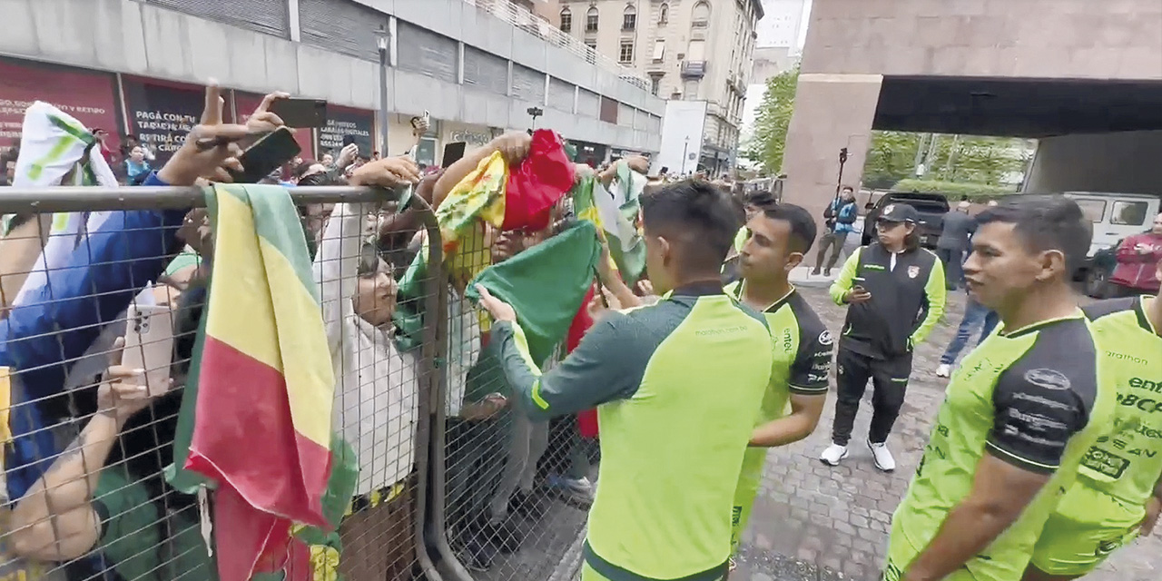 El apoyo de los hinchas a  la Selección nacional. | Fotos: FBF