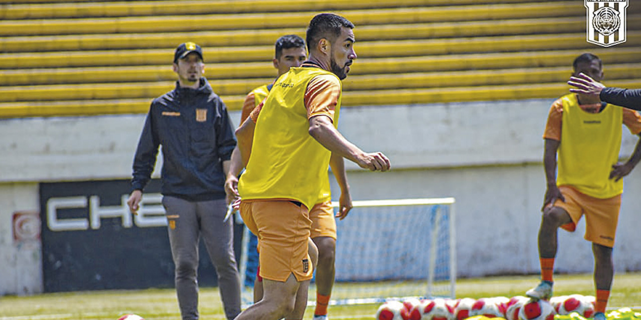 Rodrigo Ramallo domina el balón en la práctica del Tigre, ayer en Achumani. | Foto: The Strongest