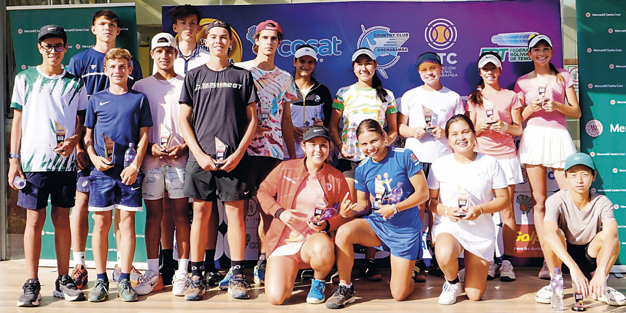 Tenistas ganadores y participantes del torneo que se disputó en Cochabamba.