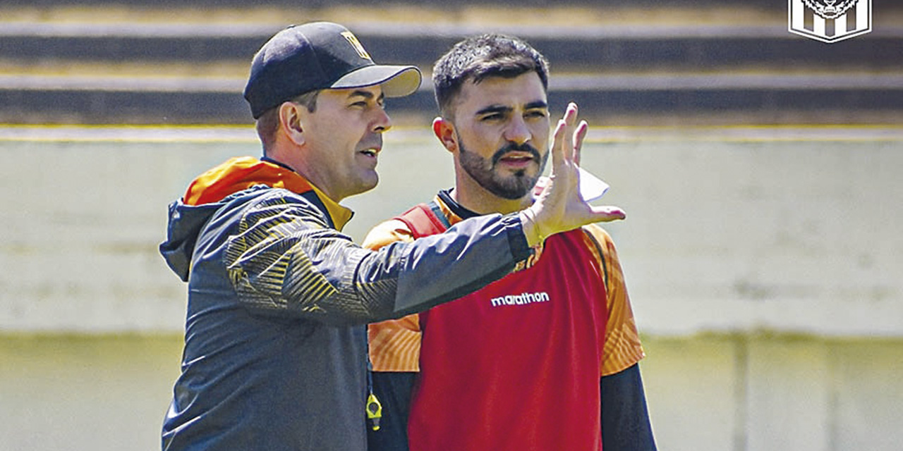 El DT del Tigre, Ismael Rescalvo, da instrucciones a Enrique Triverio en el cierre de prácticas. | Foto: The Strongest