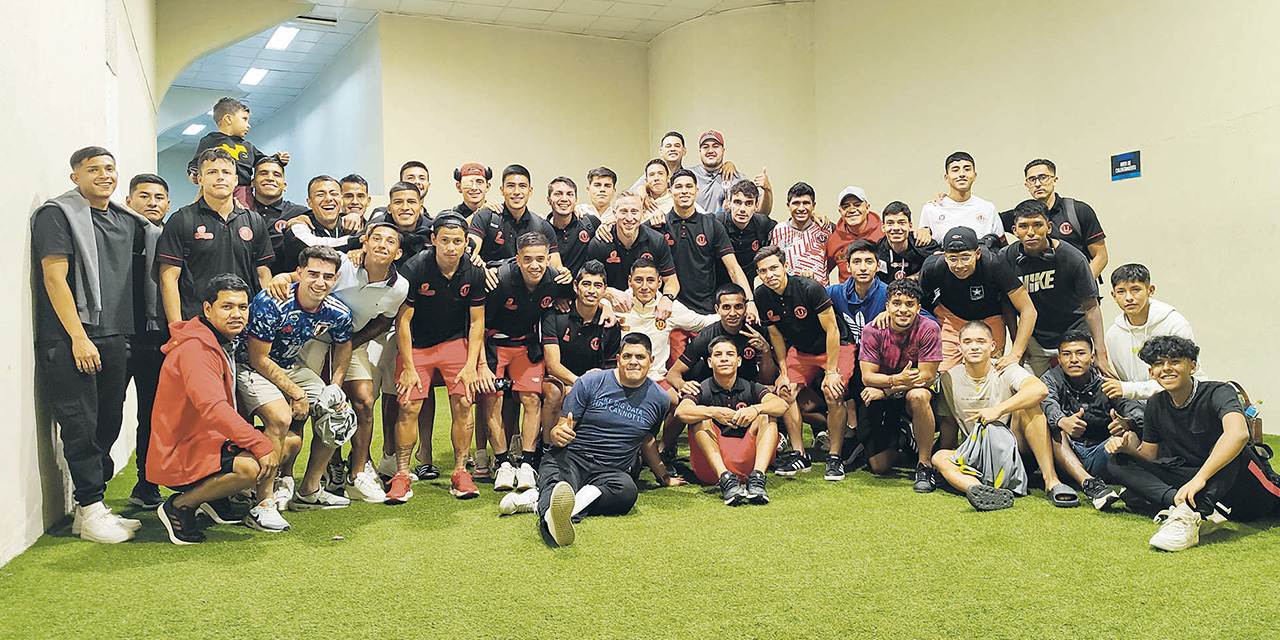 Jugadores de la ‘U’ festejan la victoria. | Foto: Universitario/APG