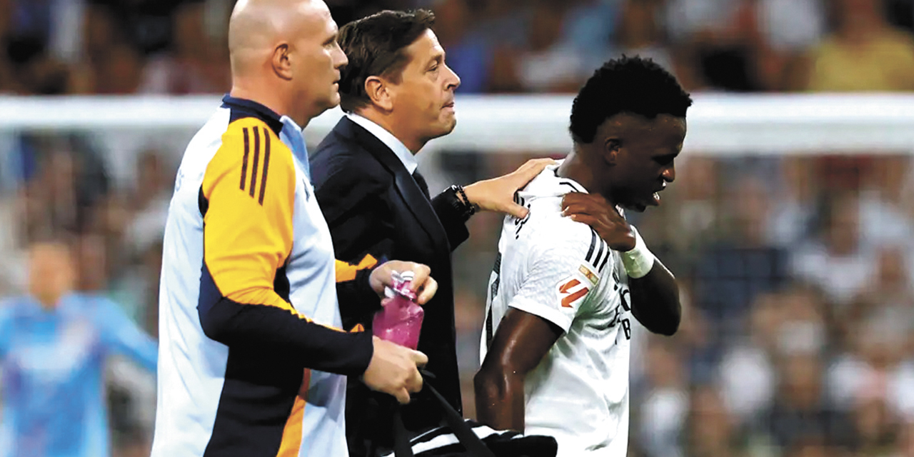 Vinícius abandona el campo de juego después de sufrir una lesión cervical.