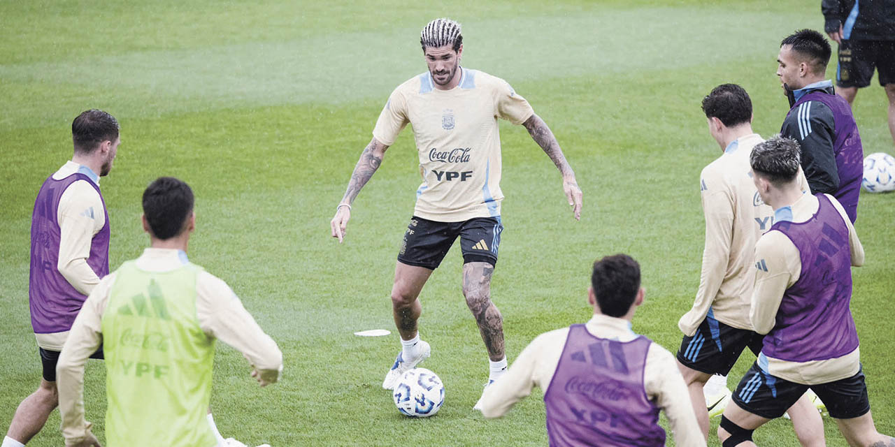 Rodrigo de Paul domina el balón en la práctica de ayer del seleccionado argentino.