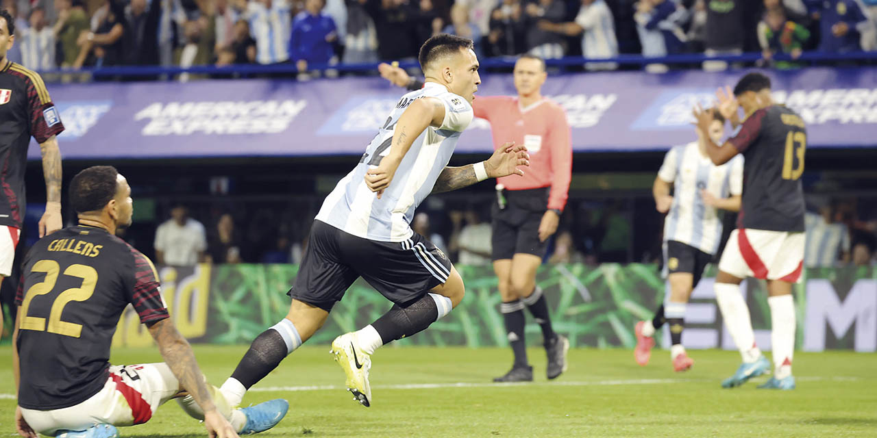 Lautaro Martínez sale a festejar su gol, el que le dio el triunfo a Argentina.