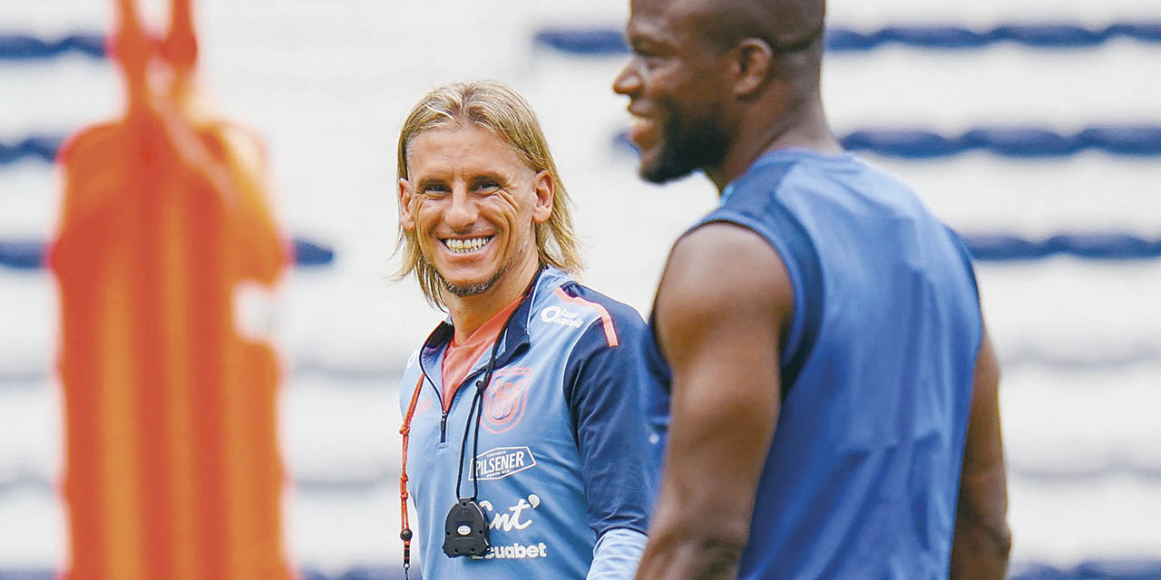 El técnico Beccacece sonríe junto a Enner Valencia en la práctica de Ecuador.