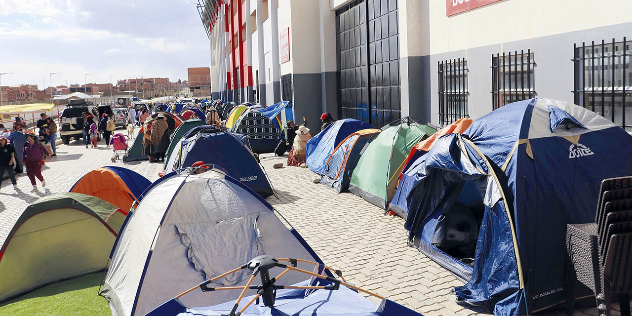 Cientos de hinchas se han instalado en carpas en las afueras del estadio alteño para comprar entradas para el cotejo ante Paraguay.