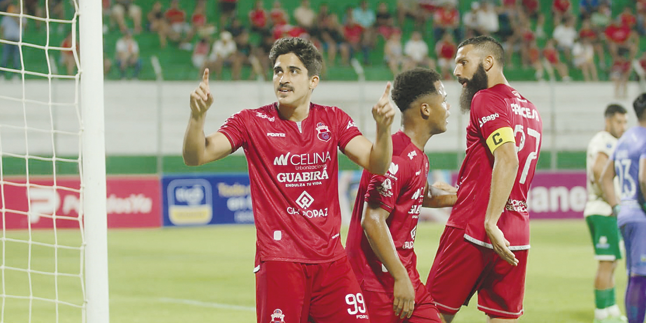 Pedro Cabral celebra sus goles, los que le dieron el triunfo a Guabirá.