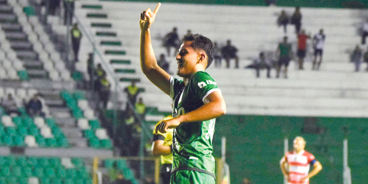 Miguel Villarroel festeja el golazo que marcó para el empate de Oriente Petrolero. Fotos: APG